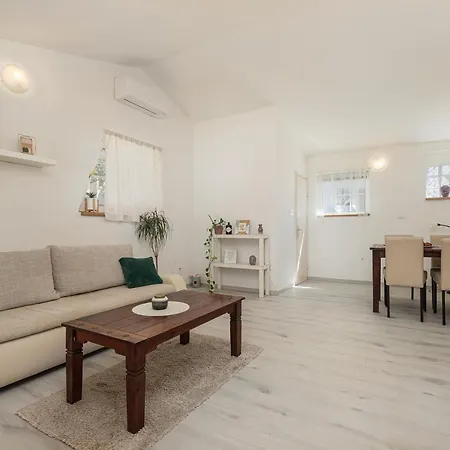 Ivana 300m From The Beach Daire *