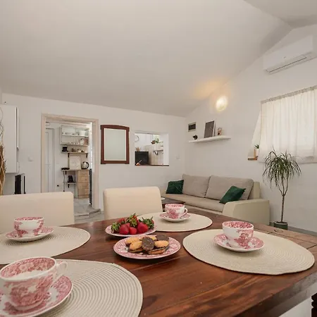 Ivana 300m From The Beach Apartment