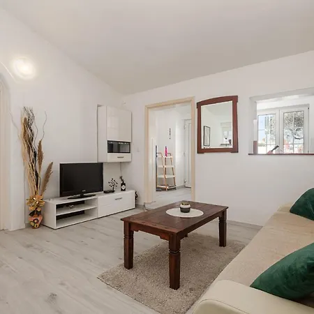 Apartment Ivana 300m From The Beach *
