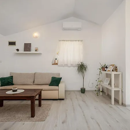 Ivana 300m From The Beach Apartment