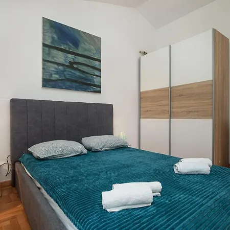 Ivana 300m From The Beach Apartment Porec