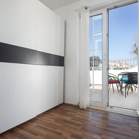 Ivana 300m From The Beach Apartment